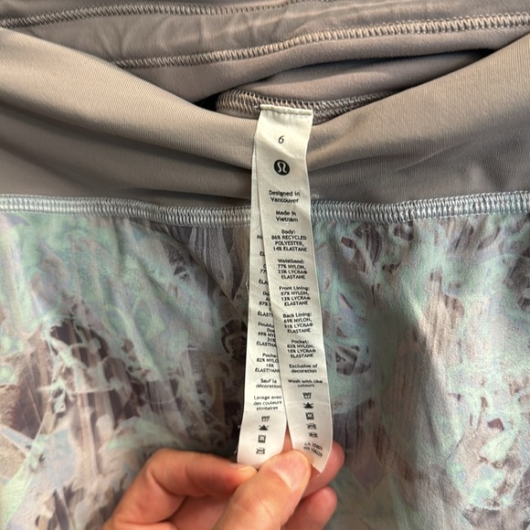 Lululemon tennis skirt size 6 - Picture 4 of 5